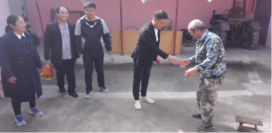 河北盛世天成信息技术有限公司董事长石建良和公司主要领导到邢台县会宁镇南尚汪村走访慰问贫困户(图5)