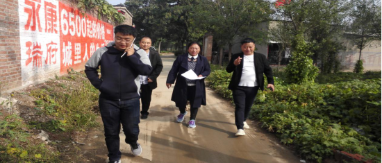 河北盛世天成信息技术有限公司董事长石建良和公司主要领导到邢台县会宁镇南尚汪村走访慰问贫困户(图2)