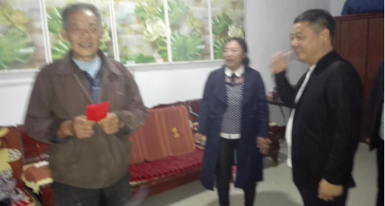 河北盛世天成信息技术有限公司董事长石建良和公司主要领导到邢台县会宁镇南尚汪村走访慰问贫困户(图3)